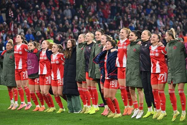 Final cheer, team photo, team, team photo, jubilation, joy, enthusiasm, action FC Bayern Muenchen Arsenal WFC 3 2 Womens Champions League Matchday 3 on 12 11 2025 A L L I A N Z A R E N A