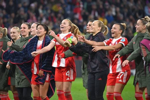 Final cheer, team photo, team, team photo, jubilation, joy, enthusiasm, action FC Bayern Muenchen Arsenal WFC 3 2 Womens Champions League Matchday 3 on 12 11 2025 A L L I A N Z A R E N A