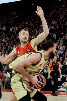 Turkish Airlines EuroLeague Basketball, FC Bayern Munich Basketball vs FC Barcelona, Munich FC Bayern Basketball, Munich FC Bayern Basketball, Barcelona FC, 2025 11 12 in Munich SAP Garden SHENGELIA Tornike FC Barcelona Center Nr 23 BAR23 , GIFFEY Niels FC Bayern Munich Basketball Forward Nr5 BAY5 sportworld München SAP Garden Bayern Deutschland