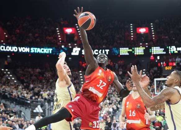 Repeated ball loss of Bayern 32 Wenyen GABRIEL Basketball Bayern Barcelona Euroleague, FC Bayern Basketball FC Barcelona, Round 10, Season 2025 2026, on 12 11 2025 in Munich, S A P G A R D E N, Germany Source Copyright Credit Oryk HAIST xBASKETBALL-BAYERN-BARCELONAx