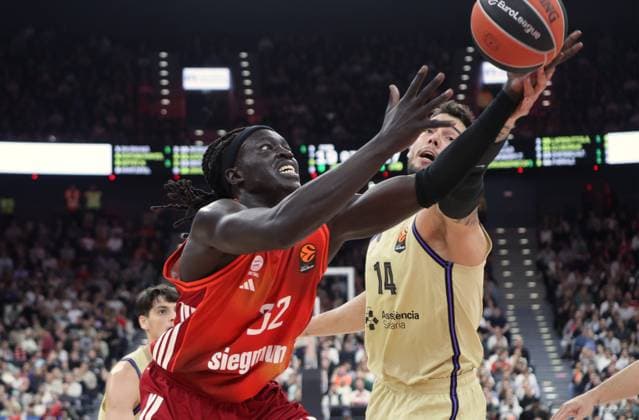 Repeated ball loss of Bayern 32 Wenyen GABRIEL Basketball Bayern Barcelona Euroleague, FC Bayern Basketball FC Barcelona, Round 10, Season 2025 2026, on 12 11 2025 in Munich, S A P G A R D E N, Germany Source Copyright Credit Oryk HAIST xBASKETBALL-BAYERN-BARCELONAx