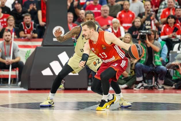 Andreas Obst FC Bayern Basketball, 13 with Will Clyburn FC Barcelona Basket, 21 , GER, FC Bayern Basketball vs FC Barcelona, Basketball, Euroleague, Matchday 10, Season 2025 2026, 12 11 2025, GER, FC Bayern Basketball vs FC Barcelona, Basketball, Euroleague, Matchday 10, Season 2025 2026, 12 11 2025 Munich Copyright: xEibner-Pressefoto JennixMaulx EP_JML