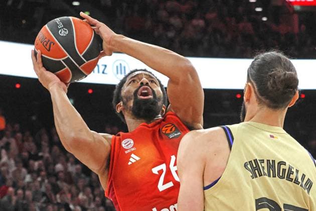 26 Spencer Dinwiddie FCBB vs. 23 Tornike Shengelia Barcelona duel, action Basketball EuroLeague FC Bayern Munich FC Barcelona SAP Garden 12 11 2025 PHOTO Mladen Lackovic LakoPress