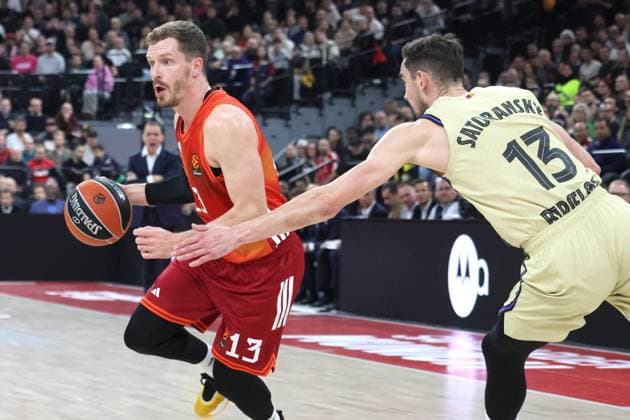 13 Andreas Obst FCBB vs. 13 Tomas Satoransky Barcelona Action, duel, basketball EuroLeague FC Bayern Munich FC Barcelona SAP Garden 12 11 2025 PHOTO Mladen Lackovic LakoPress