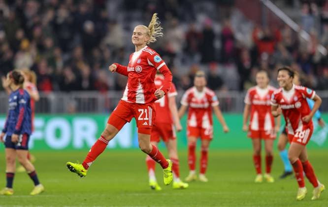DEU, Munich, FC Bayern Munich vs Arsenal London, Women s Champions League, UEFA, Season 2526, Allianz Arena, Matchday 3 in picture Joy and jubilation, FC Bayern Munich wins 3 2 against Arsenal, Pernille Harder Bayern Munich 21 DFB DFL REGULATIONS PROHIBIT ANY USE OF PHOTOGRAPHS AS IMAGE SEQUENCES AND OR QUASI VIDEO, 12 11 2025 Copyright: HMBxMedia HendrikxHamelau