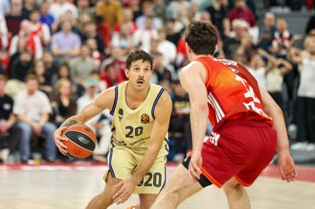 Nicolas Laprovittola FC Barcelona Basket, 20 with Justinian Jessup FC Bayern Basketball, 10 , GER, FC Bayern Basketball vs FC Barcelona, Basketball, Euroleague, Matchday 10, Season 2025 2026, 12 11 2025, GER, FC Bayern Basketball vs FC Barcelona, Basketball, Euroleague, Matchday 10, Season 2025 2026, 12 11 2025 Munich Copyright: xEibner-Pressefoto JennixMaulx EP_JML