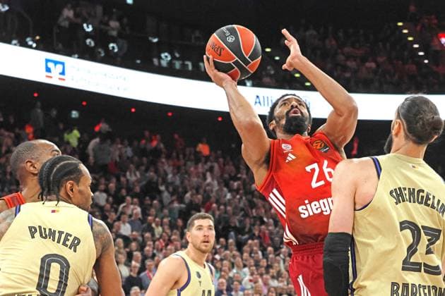 26 Spencer Dinwiddie FCBB vs. 23 Tornike Shengelia Barcelona duel, action Basketball EuroLeague FC Bayern Munich FC Barcelona SAP Garden 12 11 2025 PHOTO Mladen Lackovic LakoPress