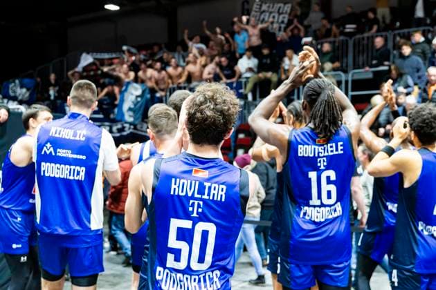 12 11 2025, xomx, Basketball EuroCup 2025, Niners Chemnitz KK BuduÄ‡nost Podgorica v l The game is over Final score 71 84 The guests celebrate with their fans Joy, jubilation, victory, Chemnitz