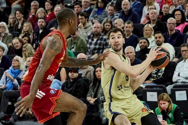 Turkish Airlines EuroLeague Basketball, FC Bayern Munich Basketball vs FC Barcelona, Munich FC Bayern Basketball, Munich FC Bayern Basketball, Barcelona FC, 2025 11 12 in Munich SAP Garden BRIZUELA Dario FC Barcelona Guard Nr 8 BAR8 , MIKE Isiaha FC Bayern Munich Basketball Forward Nr22 BAY22 sportworld München SAP Garden Bayern Deutschland