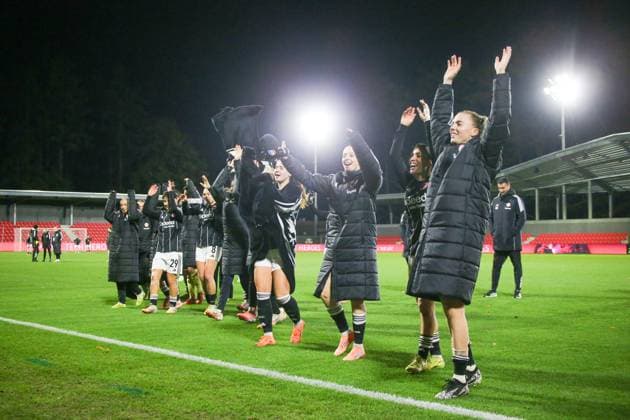 12 11 2025, xgrfx, Football UEFA Women s Europa Cup 1 8, PSV Eindhoven Eintracht Frankfurt v l The team celebrates the victory with the fans Eintracht Frankfurt DFL DFB REGULATIONS PROHIBIT ANY USE OF PHOTOGRAPHS as IMAGE SEQUENCES and or QUASI VIDEO De Herdgang