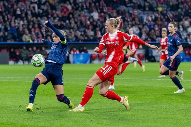 Beth Mead Arsenal Woman FC, 9 cannot prevent the cross here from Lea Schueller FC Bayern Muenchen Frauen, 11 GER, FC Bayern Muenchen Frauen vs Arsenal Woman FC, Football, Champions League Women, League Phase 3 Matchday , Season 2025 2026, 12 11 2025 GER, FC Bayern Muenchen Frauen vs Arsenal Woman FC, Football, Champions League Women, League Phase 3 Matchday , Season 2025 2026, 12 11 2025 Muenchen Copyright: xEibner-Pressefoto HeikexFeinerx EP_HFR