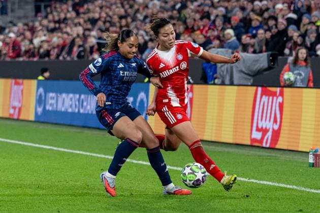 Battle for the ball duel between Olivia Smith Arsenal Woman FC, 15 and Momoko Tanikawa FC Bayern Muenchen Women, 18 GER, FC Bayern Muenchen Women vs Arsenal Woman FC, Football, Champions League Women, League Phase 3 Matchday , Season 2025 2026, 12 11 2025 GER, FC Bayern Muenchen Women vs Arsenal Woman FC, Football, Champions League Women, League Phase 3 Matchday , Season 2025 2026, 12 11 2025 Muenchen Copyright: xEibner-Pressefoto HeikexFeinerx EP_HFR