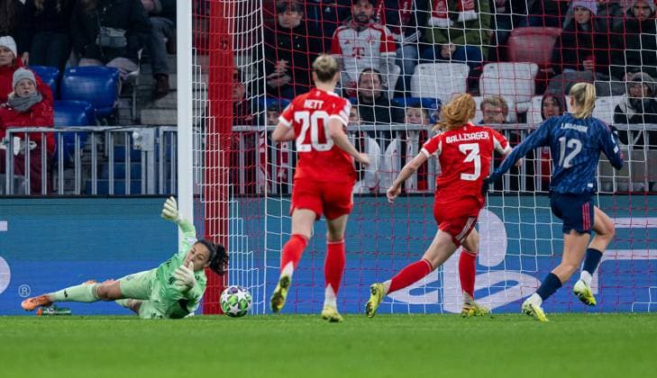 Maria Luisa Grohs Goalkeeper, FC Bayern Muenchen Women, 01 prevents a goal GER, FC Bayern Muenchen Women vs Arsenal Woman FC, Football, Champions League Women, League Phase 3 Matchday , Season 2025 2026, 12 11 2025 GER, FC Bayern Muenchen Women vs Arsenal Woman FC, Football, Champions League Women, League Phase 3 Matchday , Season 2025 2026, 12 11 2025 Muenchen Copyright: xEibner-Pressefoto HeikexFeinerx EP_HFR