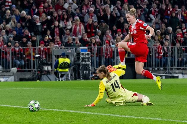 Alara Sehitler FC Bayern Muenchen Women, 14 on her goal to make it 1 2 against Daphne Van Domselaar Goalkeeper, Arsenal Woman FC, 14 GER, FC Bayern Muenchen Women vs Arsenal Woman FC, Football, Champions League Women, League Phase 3 Matchday , Season 2025 2026, 12 11 2025 GER, FC Bayern Muenchen Women vs Arsenal Woman FC, Football, Champions League Women, League Phase 3 Matchday , Season 2025 2026, 12 11 2025 Muenchen Copyright: xEibner-Pressefoto HeikexFeinerx EP_HFR