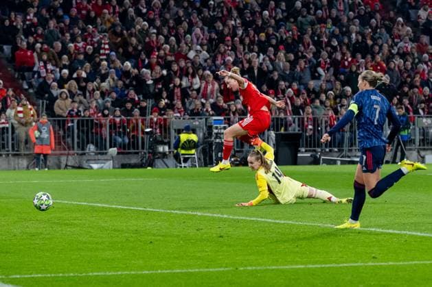 Alara Sehitler FC Bayern Muenchen Women, 14 on her goal to make it 1 2 against Daphne Van Domselaar Goalkeeper, Arsenal Woman FC, 14 GER, FC Bayern Muenchen Women vs Arsenal Woman FC, Football, Champions League Women, League Phase 3 Matchday , Season 2025 2026, 12 11 2025 GER, FC Bayern Muenchen Women vs Arsenal Woman FC, Football, Champions League Women, League Phase 3 Matchday , Season 2025 2026, 12 11 2025 Muenchen Copyright: xEibner-Pressefoto HeikexFeinerx EP_HFR