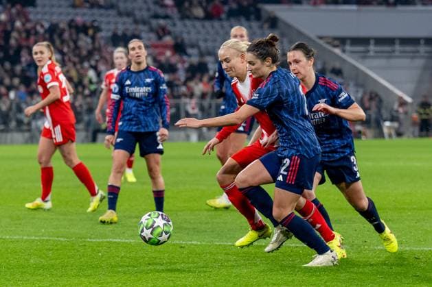 Fight for the ball duel between Pernille Harder FC Bayern Muenchen Women, 21 and Emily Fox Arsenal Woman FC, 2 GER, FC Bayern Muenchen Women vs Arsenal Woman FC, Football, Champions League Women, League Phase 3 Matchday , Season 2025 2026, 12 11 2025 GER, FC Bayern Muenchen Women vs Arsenal Woman FC, Football, Champions League Women, League Phase 3 Matchday , Season 2025 2026, 12 11 2025 Muenchen Copyright: xEibner-Pressefoto HeikexFeinerx EP_HFR