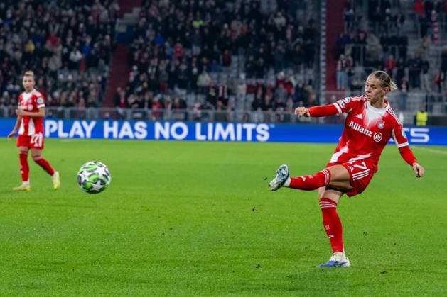 Klara Buehl FC Bayern Muenchen Women, 17 on her cross for the winning goal GER, FC Bayern Muenchen Women vs Arsenal Woman FC, Football, Champions League Women, League Phase 3 Matchday , Season 2025 2026, 12 11 2025 GER, FC Bayern Muenchen Women vs Arsenal Woman FC, Football, Champions League Women, League Phase 3 Matchday , Season 2025 2026, 12 11 2025 Muenchen Copyright: xEibner-Pressefoto HeikexFeinerx EP_HFR