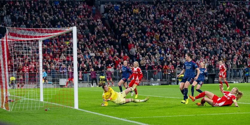 Glodis Perla Viggosdottir FC Bayern Muenchen Women, 04 on her goal for 3 2 Final score GER, FC Bayern Muenchen Women vs Arsenal Woman FC, Football, Champions League Women, League Phase 3 Matchday , Season 2025 2026, 12 11 2025 GER, FC Bayern Muenchen Women vs Arsenal Woman FC, Football, Champions League Women, League Phase 3 Matchday , Season 2025 2026, 12 11 2025 Muenchen Copyright: xEibner-Pressefoto HeikexFeinerx EP_HFR