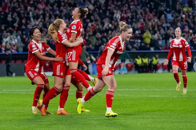 The Munich women celebrate with Glodis Perla Viggosdottir FC Bayern Muenchen Women, 04 her goal for the 3 2 victory of Bayern GER, FC Bayern Muenchen Women vs Arsenal Woman FC, Football, Champions League Women, League Phase 3 Matchday , Season 2025 2026, 12 11 2025 GER, FC Bayern Muenchen Women vs Arsenal Woman FC, Football, Champions League Women, League Phase 3 Matchday , Season 2025 2026, 12 11 2025 Muenchen Copyright: xEibner-Pressefoto HeikexFeinerx EP_HFR