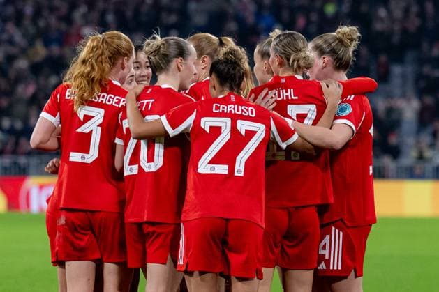 The Munich women celebrate with Glodis Perla Viggosdottir FC Bayern Muenchen Women, 04 her goal for the 3 2 victory of Bayern GER, FC Bayern Muenchen Women vs Arsenal Woman FC, Football, Champions League Women, League Phase 3 Matchday , Season 2025 2026, 12 11 2025 GER, FC Bayern Muenchen Women vs Arsenal Woman FC, Football, Champions League Women, League Phase 3 Matchday , Season 2025 2026, 12 11 2025 Muenchen Copyright: xEibner-Pressefoto HeikexFeinerx EP_HFR