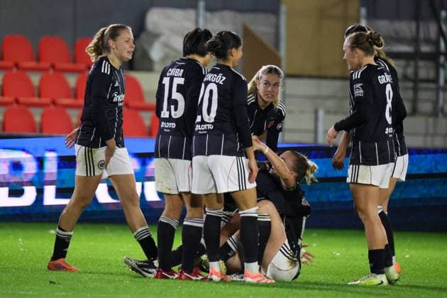 Eindhoven, Netherlands 12 November 2025 Europa Cup Women 1 8 Final 2025 2026 PSV Eindhoven vs Eintracht Frankfurt In the picture goal scorer Laura Freigang SGE , sitting on the pitch, scores the 1 0 goal for Eintracht Frankfurt and cheers with her teammates De Herdegang Copyright: xFotostandx xFantinix