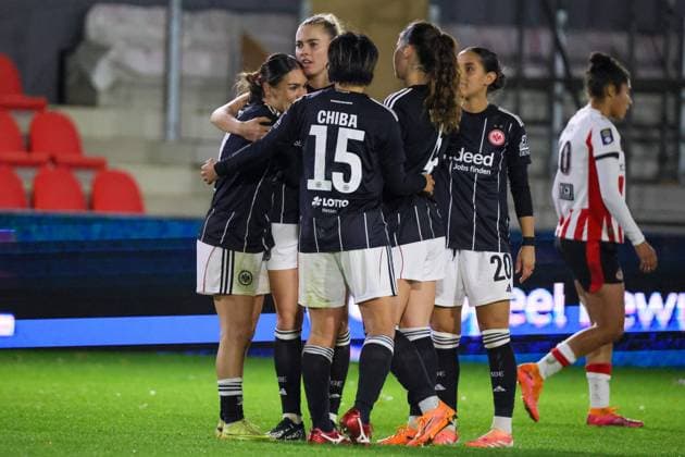 Eindhoven, Netherlands 12 November 2025 Europa Cup Women 1 8 Final 2025 2026 PSV Eindhoven vs Eintracht Frankfurt In the picture from left the second scorer Laura Freigang SGE , sitting on the pitch, scores the goal for Eintracht Frankfurt to make it 1 0 and cheers with Ereleta Memeti SGE , Remina Chiba SGE , Noemi Ivelj SGE and Ilayda Acikgöz Acikgoez SGE De Herdegang Copyright: xFotostandx xFantinix