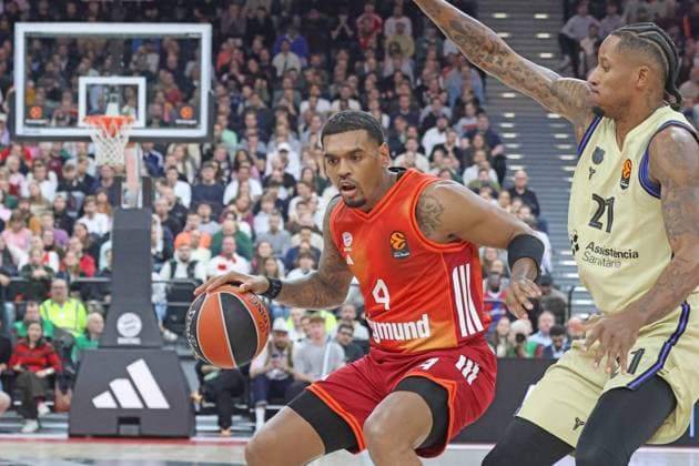 4 Xavier Rathan Mayes FCBB vs. 21 Will Clyburn Barcelona duel, Basketball EuroLeague FC Bayern Munich FC Barcelona SAP Garden 12 11 2025 PHOTO Mladen Lackovic LakoPress