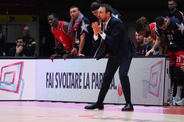 Peppe Poeta, assistant coach EA7 Emporio Armani Olimpia Milano during Olimpia Milano vs ASVEL Lione-Villeurbanne, Basketball Euroleague match in Assago (MI), Italy, November 12 2025  Copyright: xSavinoxPaolella IPAxSportx xipa-agency.netx xx IPA_67878209 IPA_Agency_IPA67878209