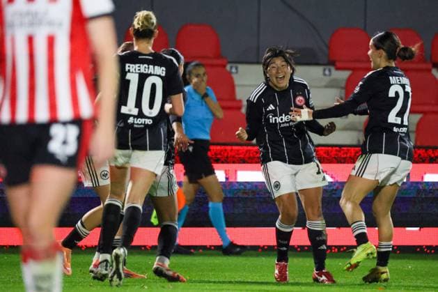 Eindhoven, Netherlands 12 November 2025 Europa Cup Women 1 8 Final 2025 2026 PSV Eindhoven vs Eintracht Frankfurt Pictured from left, second scorer Remina Chiba SGE scores the 2-0 goal for Eintracht Frankfurt, celebrates with her teammates and secures victory in Eindhoven De Herdegang Copyright: xFotostandx xFantinix