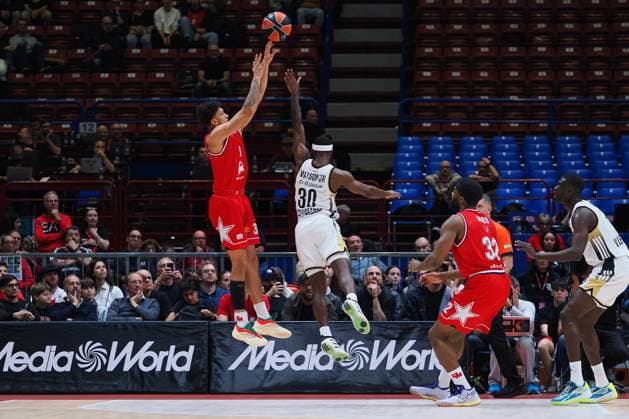 Quinn Ellis (EA7 Emporio Armani Olimpia Milano) 3 points shoot during Olimpia Milano vs ASVEL Lione-Villeurbanne, Basketball Euroleague match in Assago (MI), Italy, November 12 2025  Copyright: xSavinoxPaolella IPAxSportx xipa-agency.netx xx IPA_67878271 IPA_Agency_IPA67878271