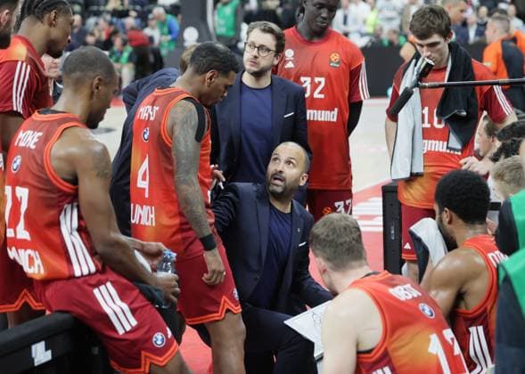 Responsible FCBB Assistant Coach T J PARKER and player Basketball Bayern Barcelona Euroleague, FC Bayern Basketball FC Barcelona, Round 10, Season 2025 2026, on 12 11 2025 in Munich, S A P G A R D E N, Germany Source Copyright Credit Oryk HAIST xBASKETBALL-BAYERN-BARCELONAx