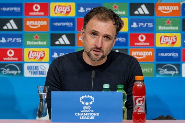 Jose Barcala Head Coach, FC Bayern Muenchen Women at the post-match press conference GER, FC Bayern Muenchen Women vs Arsenal Woman FC, Football, Champions League Women, League Phase 3 Matchday , Season 2025 2026, 12 11 2025 GER, FC Bayern Muenchen Women vs Arsenal Woman FC, Football, Champions League Women, League Phase 3 Matchday , Season 2025 2026, 12 11 2025 Muenchen Copyright: xEibner-Pressefoto HeikexFeinerx EP_HFR