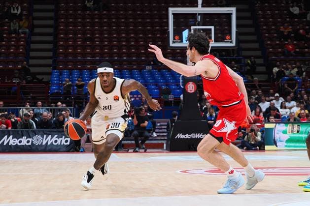 Glyn Watson Jr (ASVEL Lione-Villeurbanne) thwarted by Leandro Bolmaro (EA7 Emporio Armani Olimpia Milano) during Olimpia Milano vs ASVEL Lione-Villeurbanne, Basketball Euroleague match in Assago (MI), Italy, November 12 2025  Copyright: xSavinoxPaolella IPAxSportx xipa-agency.netx xx IPA_67878367 IPA_Agency_IPA67878367