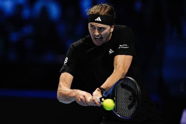 Germany s Alexander Zverev returns the ball to Italy s Jannik Sinner during the singles tennis match of the ATP, Tennis Herren World Tour Finals at the Inalpi Arena in Turin, Italy - Wednesday, Nov. 12, 2025. -  Copyright: xMarcoxAlpozzi LaPressex