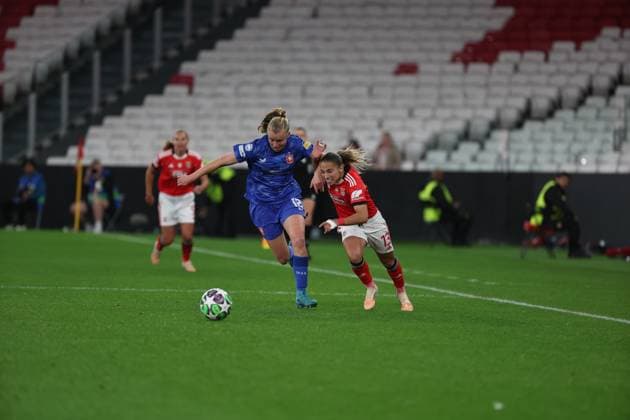 Lucia Alves ( SL Benfica Womens team ) in a duel with Leonie Vliek ( FC Twente Womens team ) during the match between SL Benfica and FC Twente, valid for UEFA WomenÕs Champions League 2025 26 at Est‡dio do Lisboa e Benfica on 12 November 2025. Lisbon Est‡dio do Sport Lisboa e Benfica Lisbon Portugal Copyright: xIMAGOx xPRIMExSPORTSxIMAGESx xFILIPExOLIVEIRAx