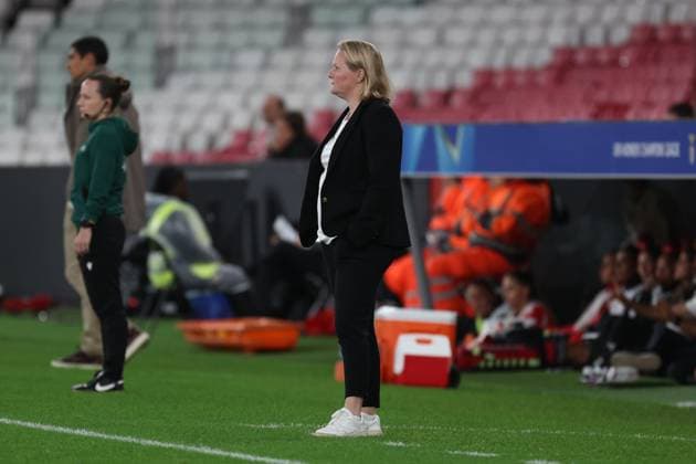 Corina Dekker ( Coach of FC Twente Womens team ) in action during the match between SL Benfica and FC Twente, valid for UEFA WomenÕs Champions League 2025 26 at Est‡dio do Lisboa e Benfica on 12 November 2025. Lisbon Est‡dio do Sport Lisboa e Benfica Lisbon Portugal Copyright: xIMAGOx xPRIMExSPORTSxIMAGESx xFILIPExOLIVEIRAx
