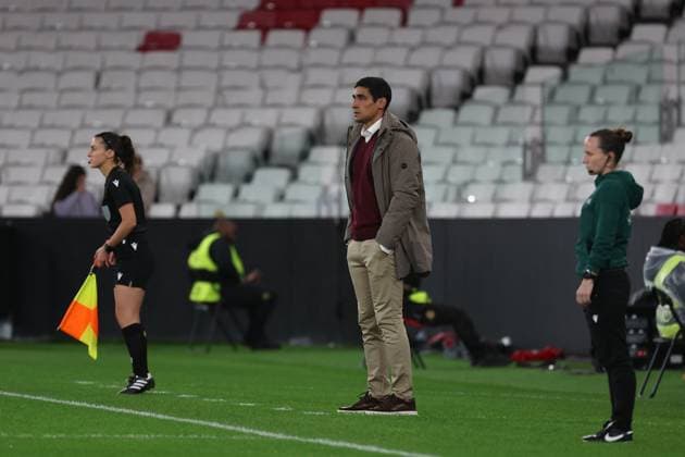 Ivan Baptista ( Coach of SL Benfica Womens team ) in action during the match between SL Benfica and FC Twente, valid for UEFA WomenÕs Champions League 2025 26 at Est‡dio do Lisboa e Benfica on 12 November 2025. Lisbon Est‡dio do Sport Lisboa e Benfica Lisbon Portugal Copyright: xIMAGOx xPRIMExSPORTSxIMAGESx xFILIPExOLIVEIRAx