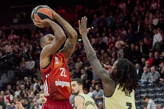 Turkish Airlines EuroLeague Basketball, FC Bayern Munich Basketball vs FC Barcelona, Munich FC Bayern Basketball, Munich FC Bayern Basketball, Barcelona FC, 2025 11 12 in Munich SAP Garden MIKE Isiaha FC Bayern Munich Basketball Forward Nr22 BAY22 , CALE Myles FC Barcelona Forward Nr 3 BAR3 sportworld Munich SAP Garden Bayern Germany