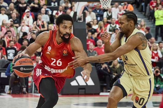 Turkish Airlines EuroLeague Basketball, FC Bayern Munich Basketball vs FC Barcelona, Munich FC Bayern Basketball, Munich FC Bayern Basketball, Barcelona FC, 2025 11 12 in Munich SAP Garden DINWIDDIE Spencer FC Bayern Munich Basketball Guard Nr26 BAY26 , PUNTER Kevin FC Barcelona Guard Nr 0 BAR0 sportworld Munich SAP Garden Bayern Germany