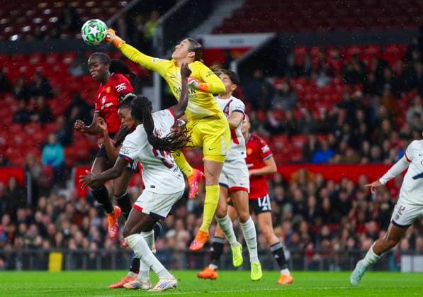 Manchester United, ManU Women v Paris Saint-Germain Feminines Mary Earps, Goalkeeper of Paris Saint Germain goes for the highball during the Manchester United Women v Paris Saint-Germain Feminines UEFA Women s Champions League Matchday 3 at Old Trafford, Manchester, England on 12 November 2025 Credit: Luke Williams Every Second Media Editorial use only. All images are copyright Every Second Media Limited. No images may be reproduced without prior permission. Copyright: xIMAGO EveryxSecondxMediax ESM-1662-0019 LukexWilliamsx xEveryxSecondxMediax
