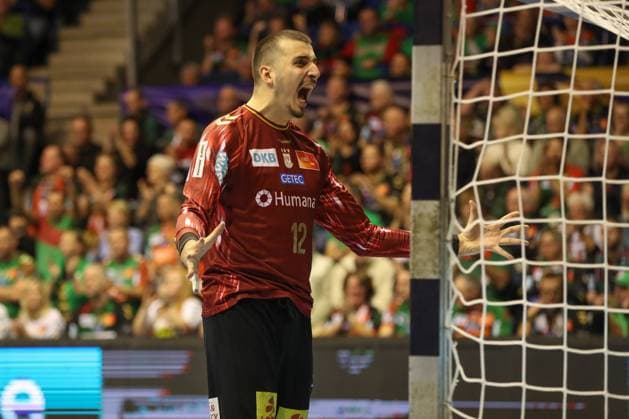 12 11 2025, xgox, Handball EHF Champions League SC Magdeburg HC Zagreb v l Matej Mandic Magdeburg, 12 cheers over held ball, defended, held, Torhueter Magdeburg