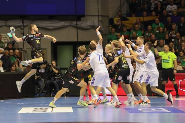 12 11 2025, xgox, Handball EHF Champions League SC Magdeburg HC Zagreb v l Philipp Weber Magdeburg, 20 tries to throw over the defense Magdeburg