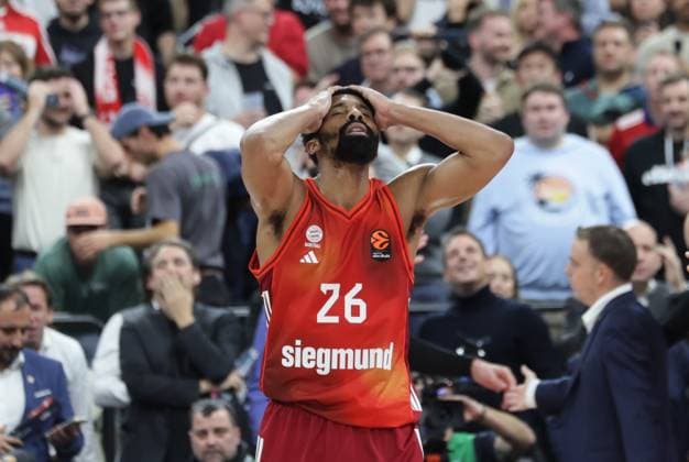 Stunned Bayerns 26 Spencer DINWIDDIE after the end of the game Basketball Bayern Barcelona Euroleague, FC Bayern Basketball FC Barcelona, Round 10, Season 2025 2026, on 12 11 2025 in Munich, S A P G A R D E N, Germany Source Copyright Credit Oryk HAIST xBASKETBALL-BAYERN-BARCELONAx