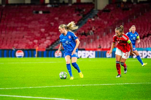 November 12, 2025, Lisbon, Lisbon, Portugal: Jill Roord of FC Twente in control of the ball in another attack, during the UEFA Champions League, between SL Benfica vs FC Twente at Luz Stadium, Lisbon, on november 12th, 2025 Lisbon Portugal - ZUMAr200 20251112_zsp_r200_006 Copyright: xNunoxReisinhox
