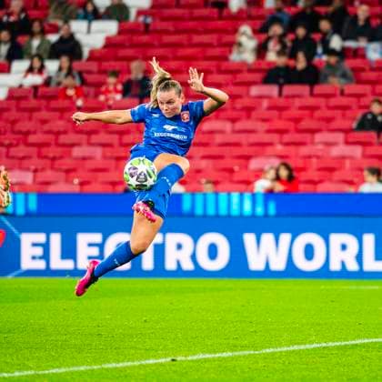 November 12, 2025, Lisbon, Lisbon, Portugal: Ravensbergen takes a powerful shot on goal, during the UEFA Champions League, between SL Benfica vs FC Twente at Luz Stadium, Lisbon, on november 12th, 2025 Lisbon Portugal - ZUMAr200 20251112_zsp_r200_013 Copyright: xNunoxReisinhox
