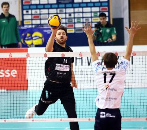 von links Marco MILOVANOVIC (Haching), William KUHNS (Dachau), He Volleyball Bundesliga 2025 26 TSV Haching Muenchen vs ASV Dachau, Geothermie Arena, Unterhaching, 12.11.25 Copyright: WolfgangxFehrmann