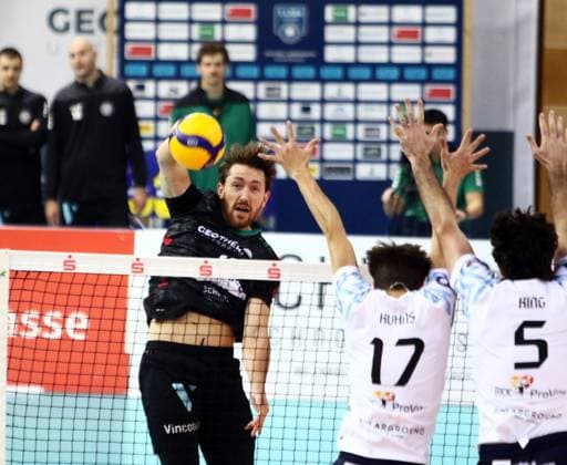 from left Marco MILOVANOVIC Haching , William KUHNS Dachau , Alexander KING Dachau , He Volleyball Bundesliga 2025 26 TSV Haching Muenchen vs ASV Dachau, Geothermie Arena, Unterhaching, 12 11 25 Copyright: WolfgangxFehrmann