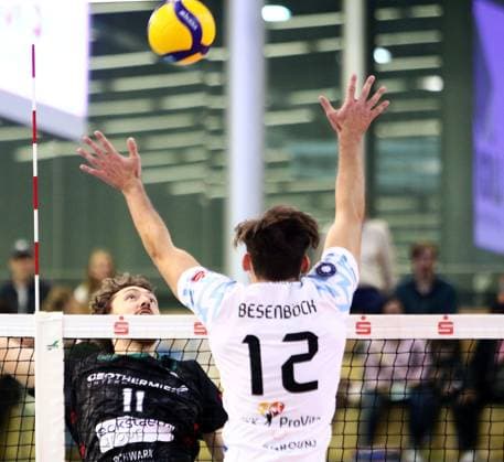 from left Marco MILOVANOVIC Haching , Tobias BESENBOECK Dachau , He Volleyball Bundesliga 2025 26 TSV Haching Muenchen vs ASV Dachau, Geothermie Arena, Unterhaching, 12 11 25 Copyright: WolfgangxFehrmann