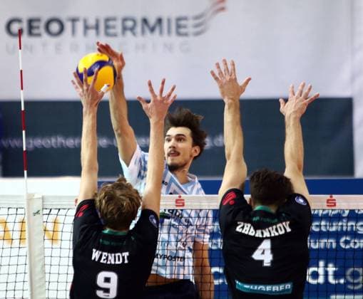 in the middle Marius BUECHI Dachau , He Volleyball Bundesliga 2025 26 TSV Haching Muenchen vs ASV Dachau, Geothermie Arena, Unterhaching, 12 11 25 Copyright: WolfgangxFehrmann