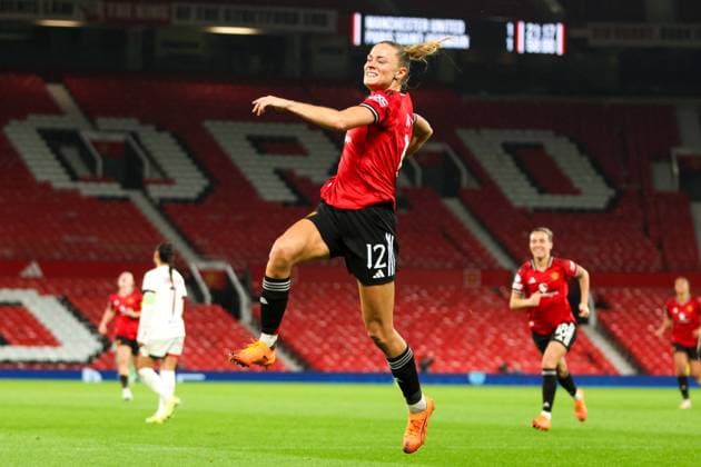 Manchester United, ManU Women v Paris Saint-Germain - UEFA Women s Champions League Fridolina Rolfö scores 2nd goal for Manchester United s to put them ahead and celebrates - UEFA Women s Champions League - 12.11.2025 Manchester Old Trafford United Kingdom Copyright: xZacharyxLockex